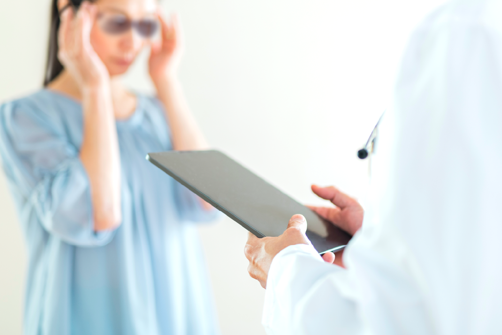 医者タブレット患者グラス3